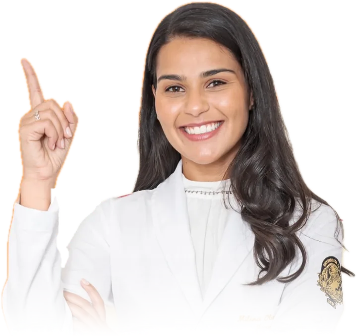 Dra. Milena Macedo sorrindo e apontando para cima